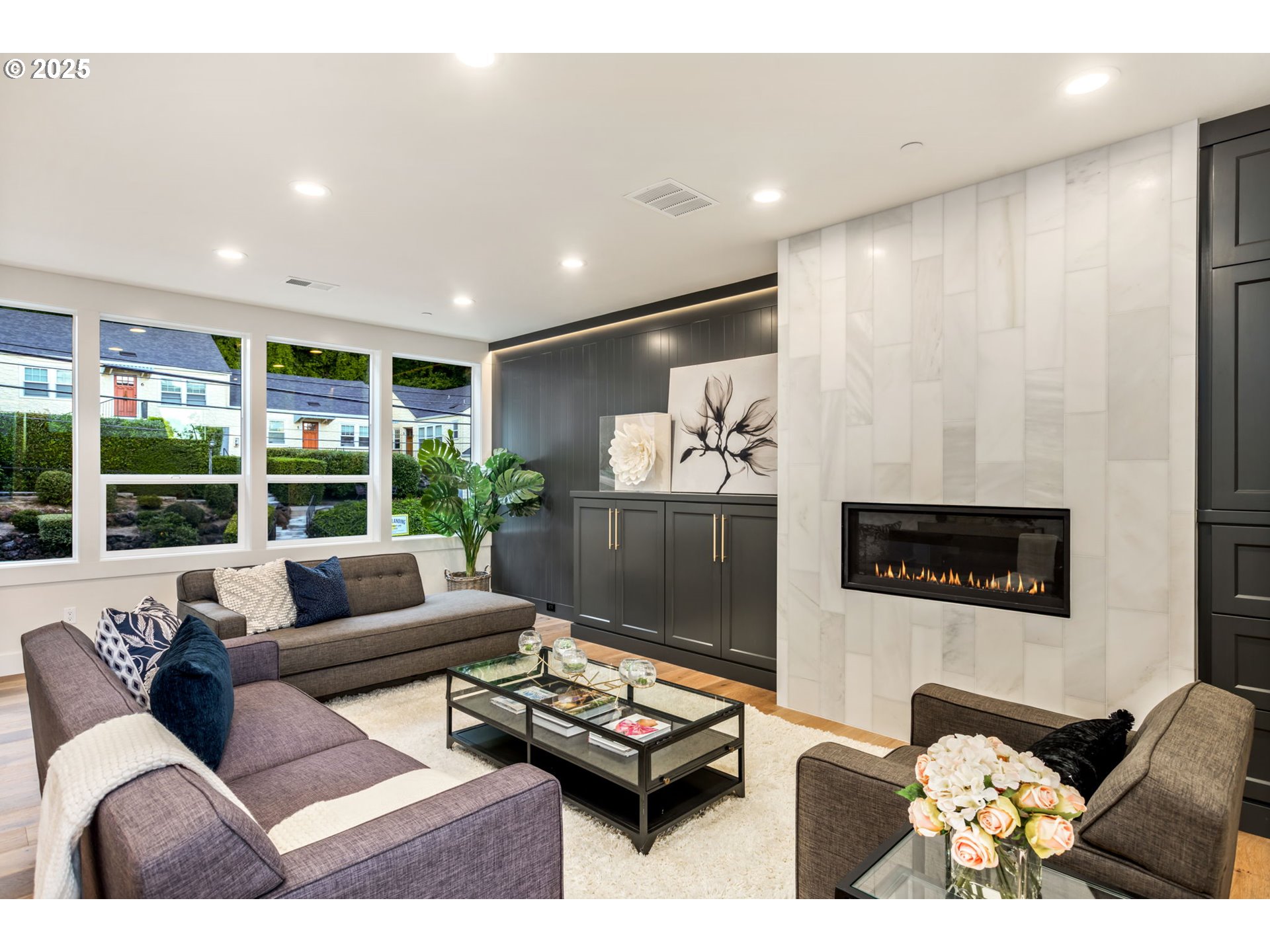 207 South Nebraska Street Portland, OR 97239 - Photo 7 of 47 Living Room