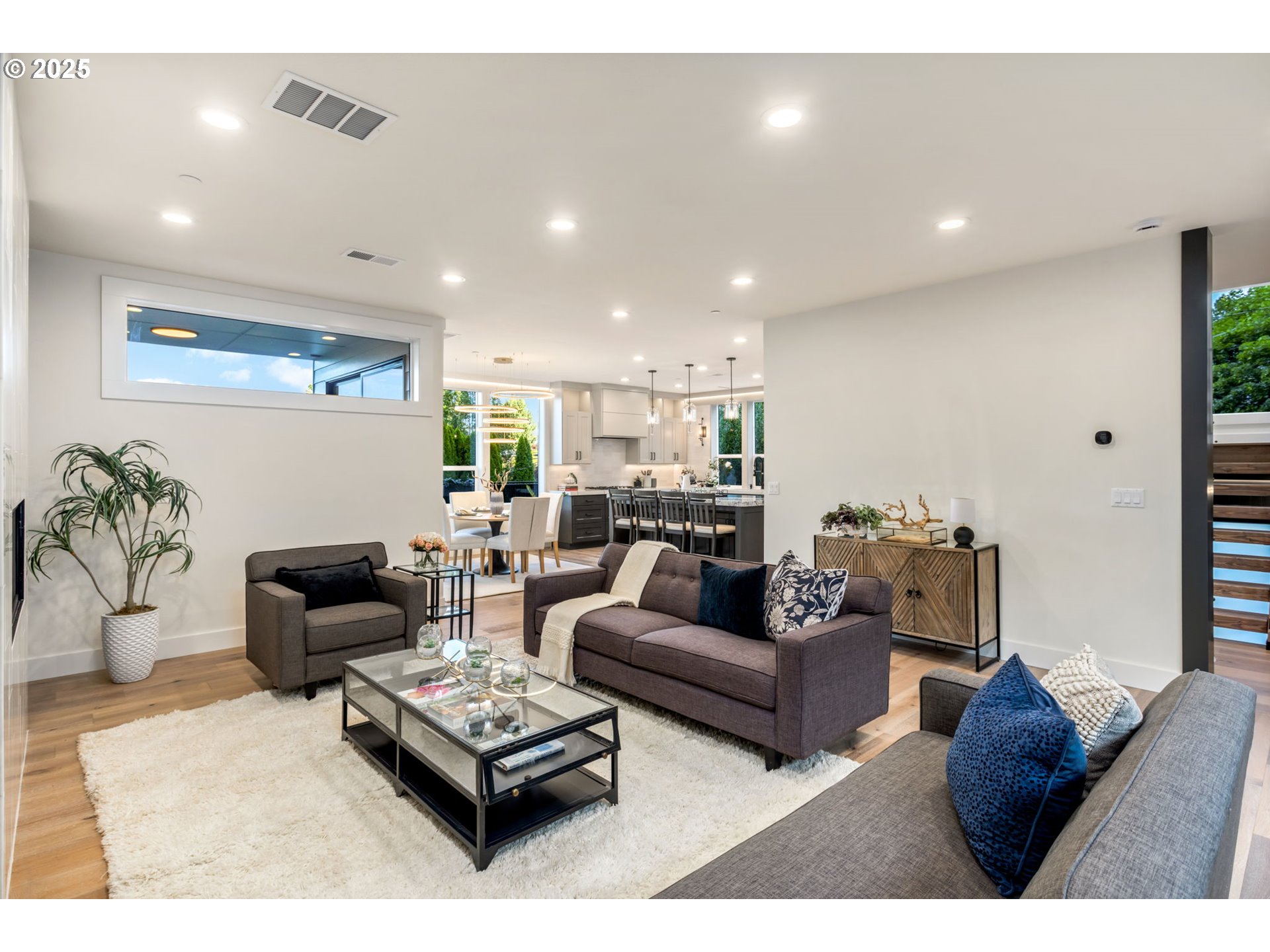 207 South Nebraska Street Portland, OR 97239 - Photo 9 of 47 Living Room