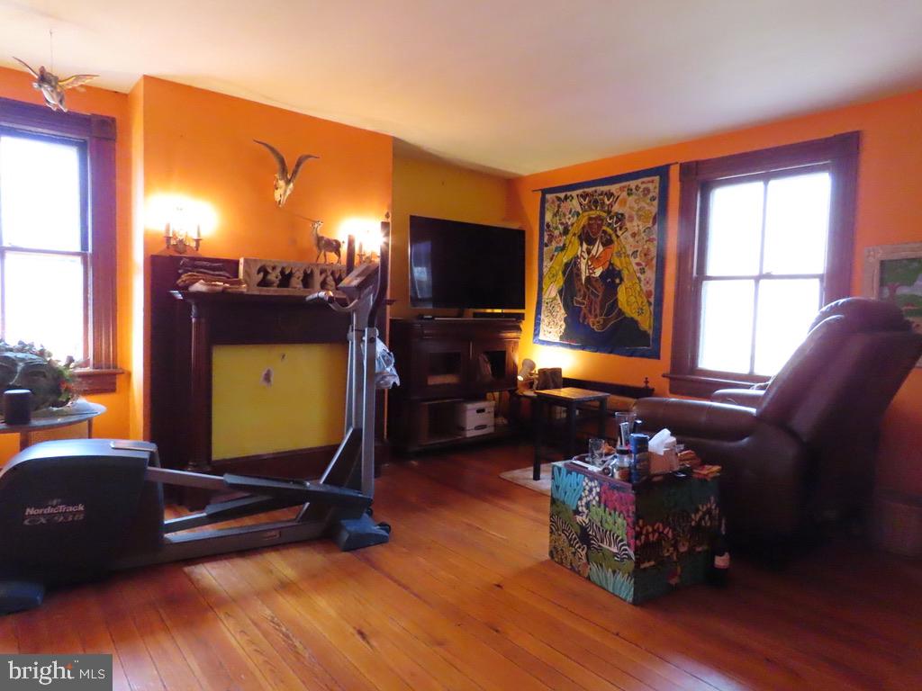 365 Tiger Valley Road Washington, VA 22747 - Photo 18 of 53 17' X 16' Living Room