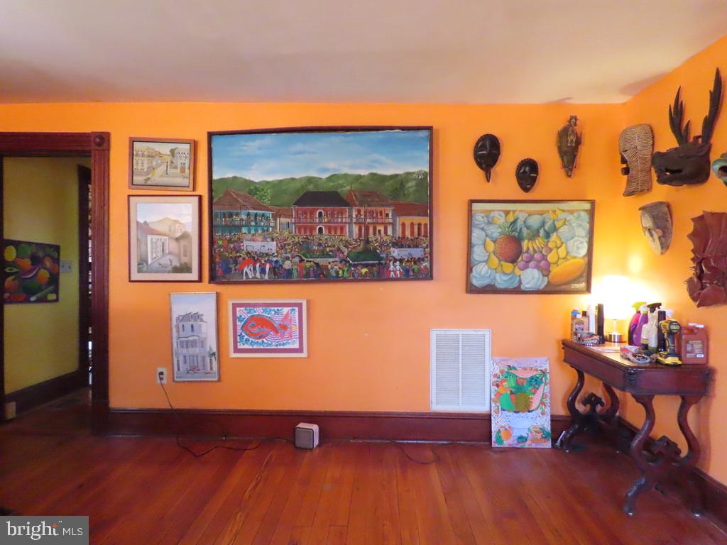365 Tiger Valley Road Washington, VA 22747 - Photo 19 of 53 Living Room