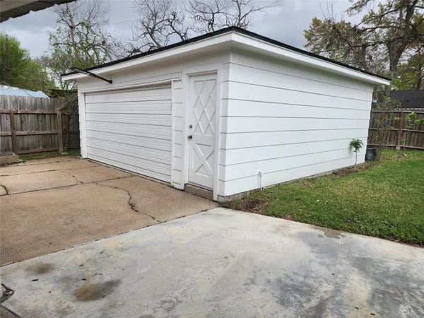 $2,000 | 9110 Grape Street, Houston, TX 77036