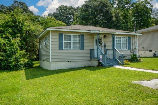 a view of a house with a yard