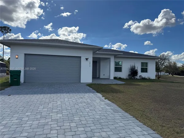 a view of a house with a yard