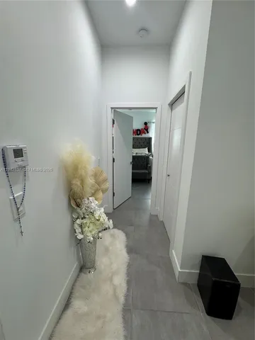 a view of entryway with livingroom