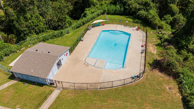 a view of a backyard