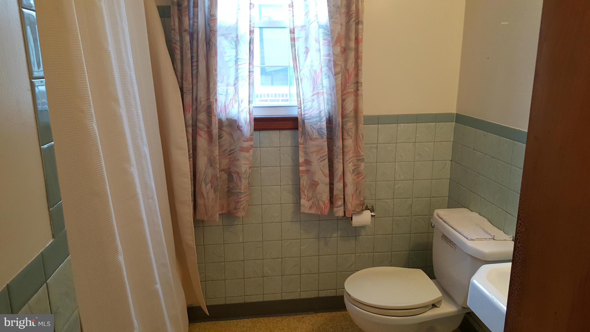 3307 Acton Road Baltimore, MD 21234 - Photo 9 of 18 Bath