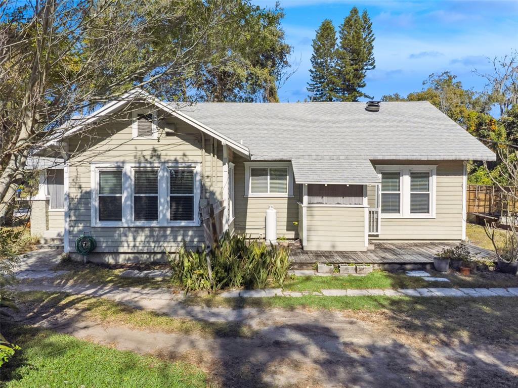 352 Cambridge Boulevard Winter Park, FL 32789 - Photo 2 of 35 a front view of a house with garden