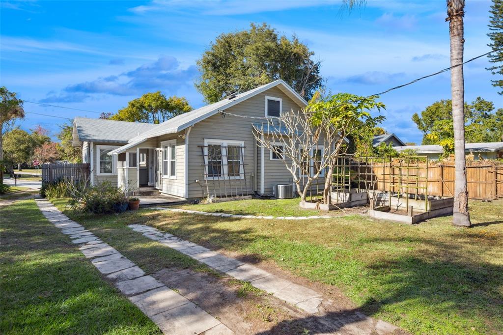 352 Cambridge Boulevard Winter Park, FL 32789 - Photo 35 of 35 a front view of a house with a garden