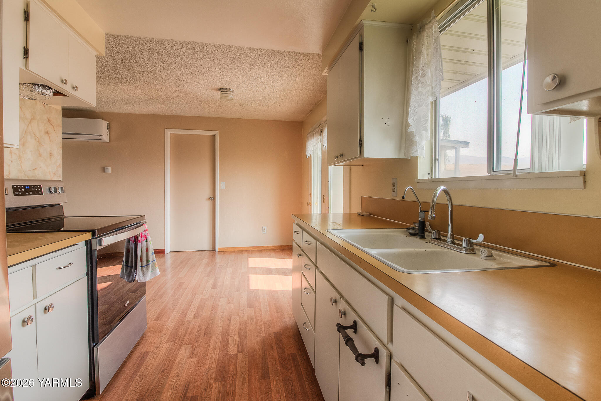 351 North Beane Road Moxee, WA 98936 - Photo 10 of 25 10 Kitchen and Dining Area