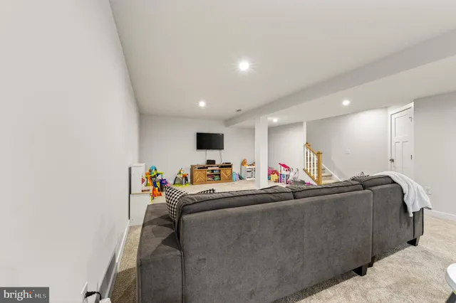 a view of a garden with lawn chairs