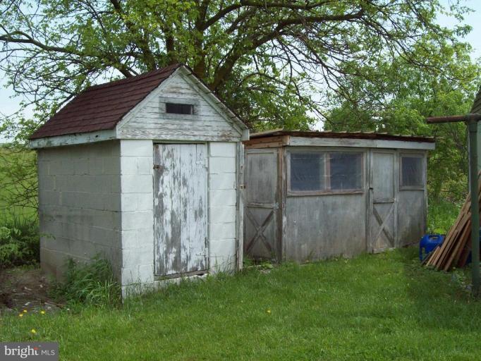 2741 Rocky Spring Road Chambersburg, PA 17201 - Photo 10 of 10 Tool shed & chicken house