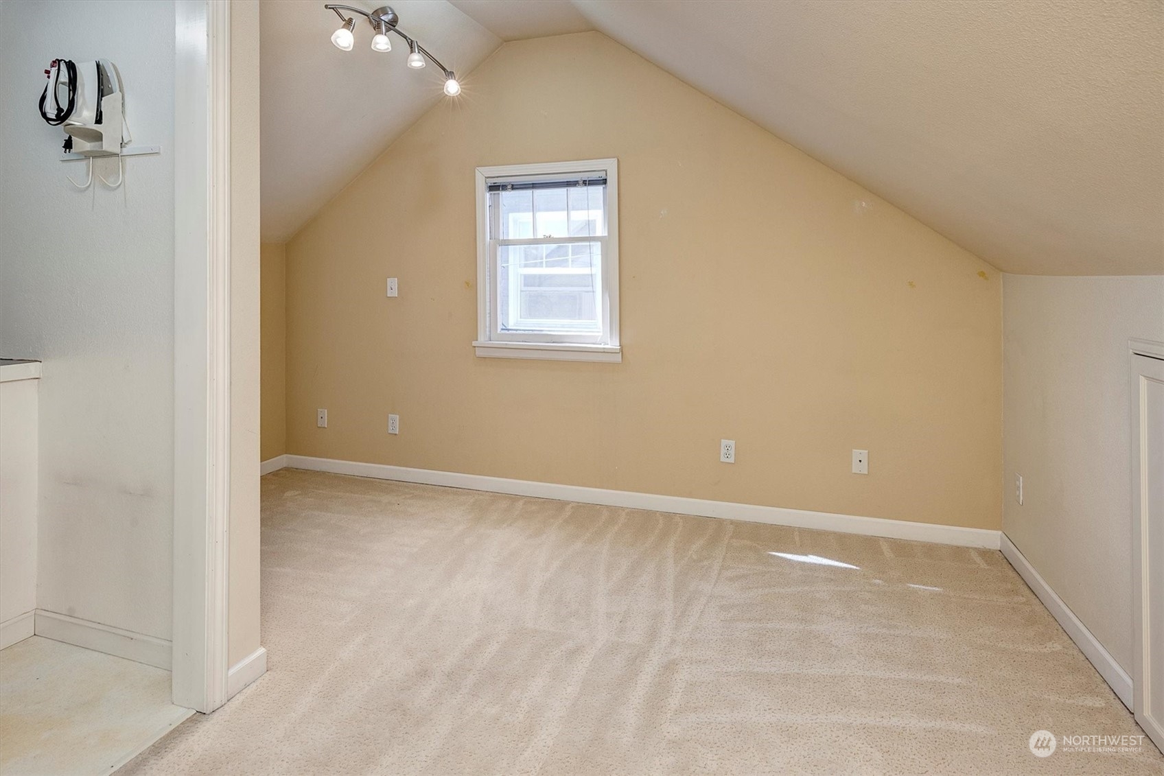 513 Meade Avenue Sumner, WA 98390 - Photo 24 of 35 an empty room with windows