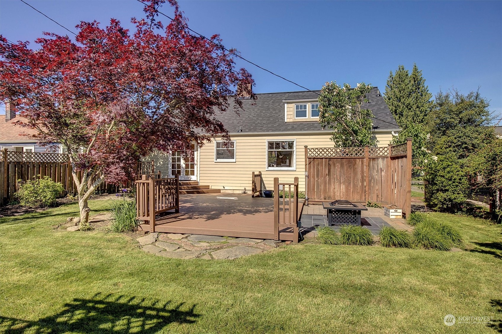 513 Meade Avenue Sumner, WA 98390 - Photo 28 of 35 a backyard of a house with table and chairs