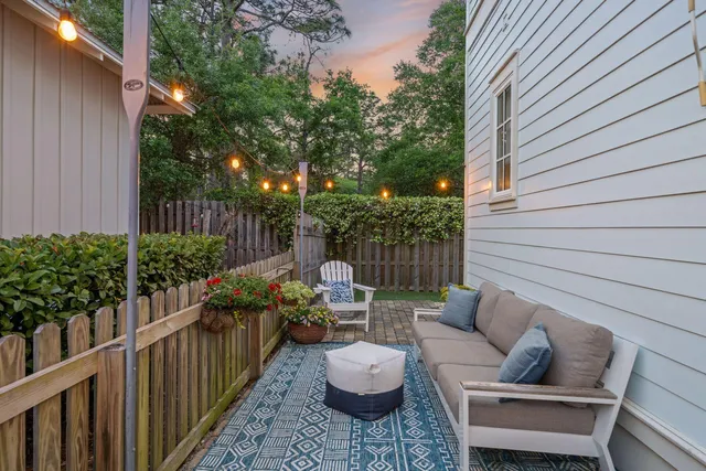 a view of a yard with a house