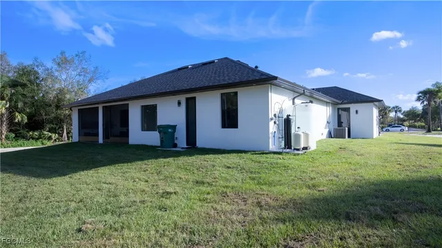 a view of a house with yard and tree s