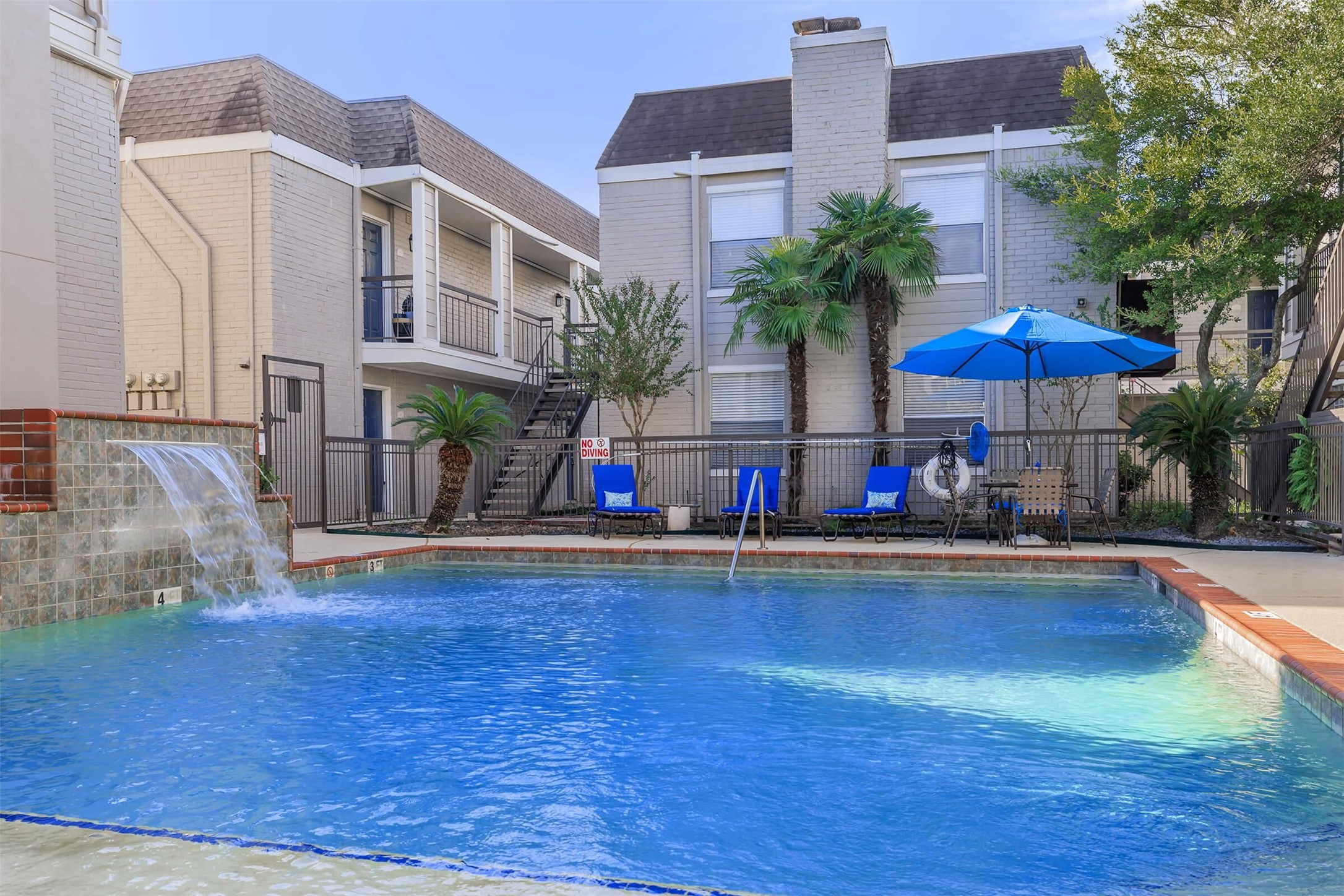 6041 Winsome Lane, Unit 103 Houston, TX 77057 - Photo 8 of 18 a view of a building with sitting area and garden