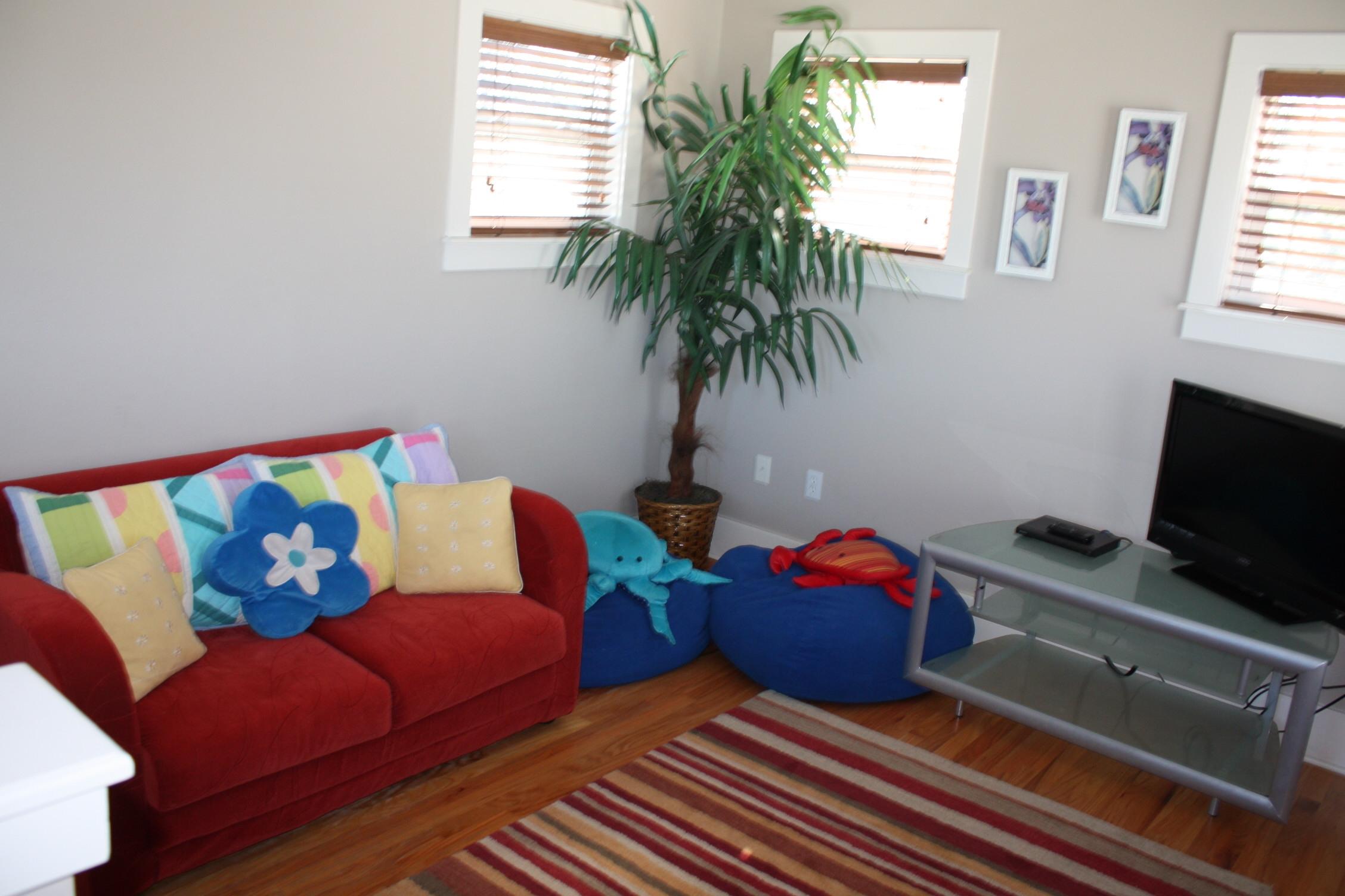 516 Hidden Lake Way Santa Rosa Beach, FL 32459 - Photo 13 of 24 a living room with furniture and a potted plant