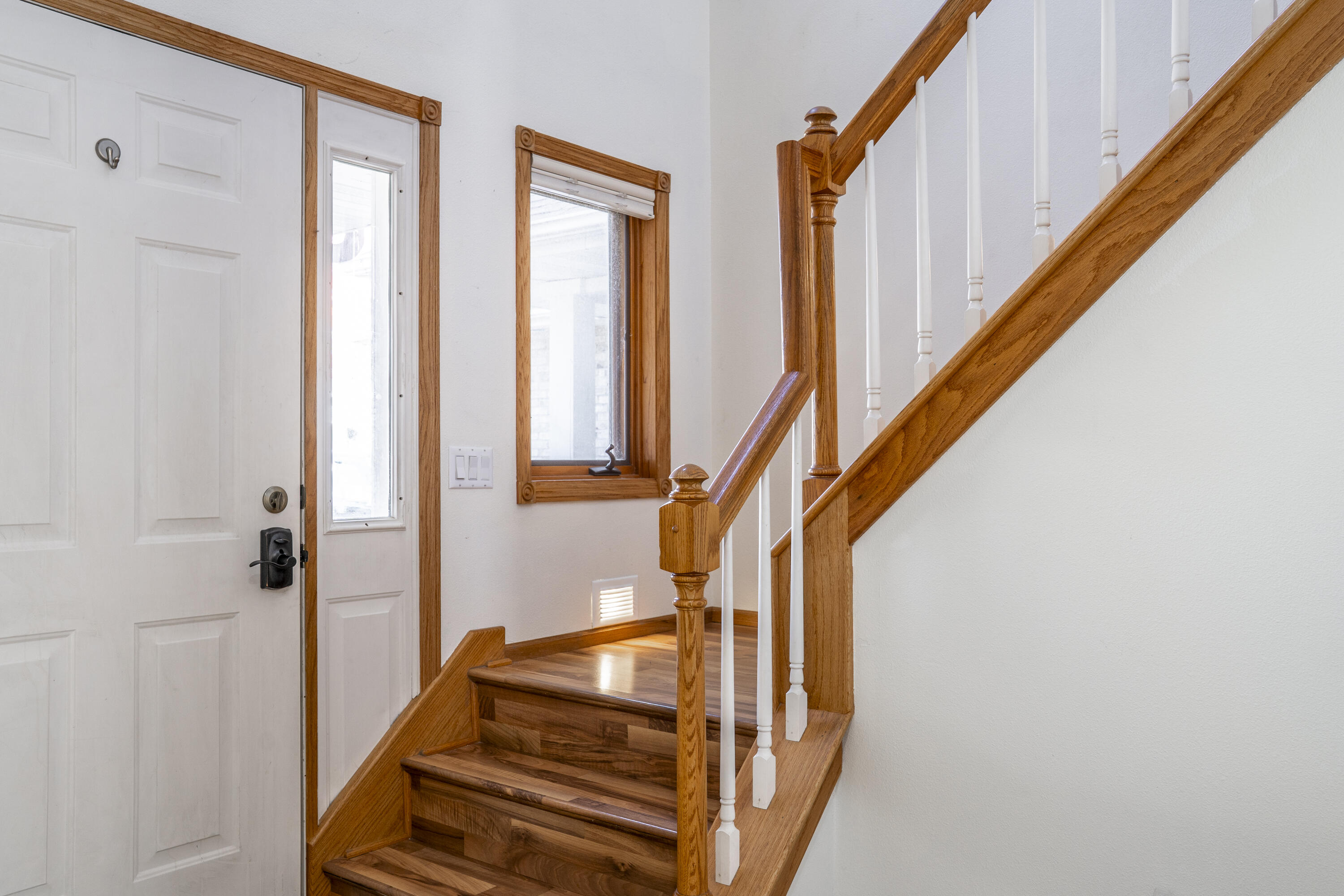 634 Meier Lane Onalaska, WI 54650 - Photo 3 of 34 Foyer