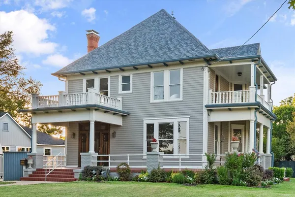 $540,000 | 1020 West 3rd Avenue, Corsicana, TX 75110
