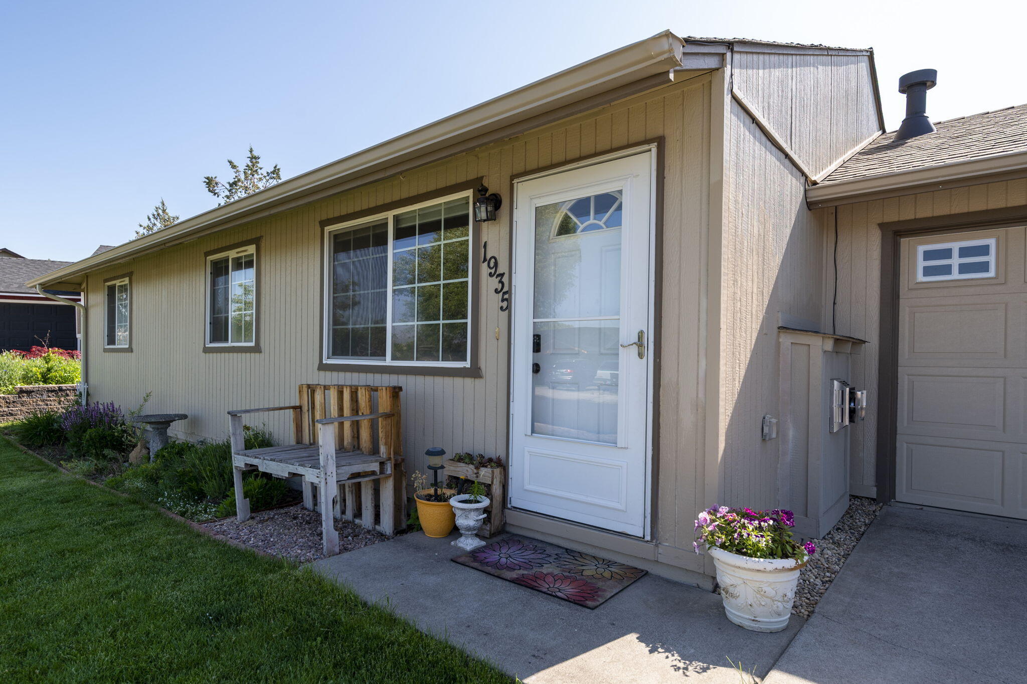 1935 Southwest 33rd Street Redmond, OR 97756 - Photo 25 of 31 Exterior 4