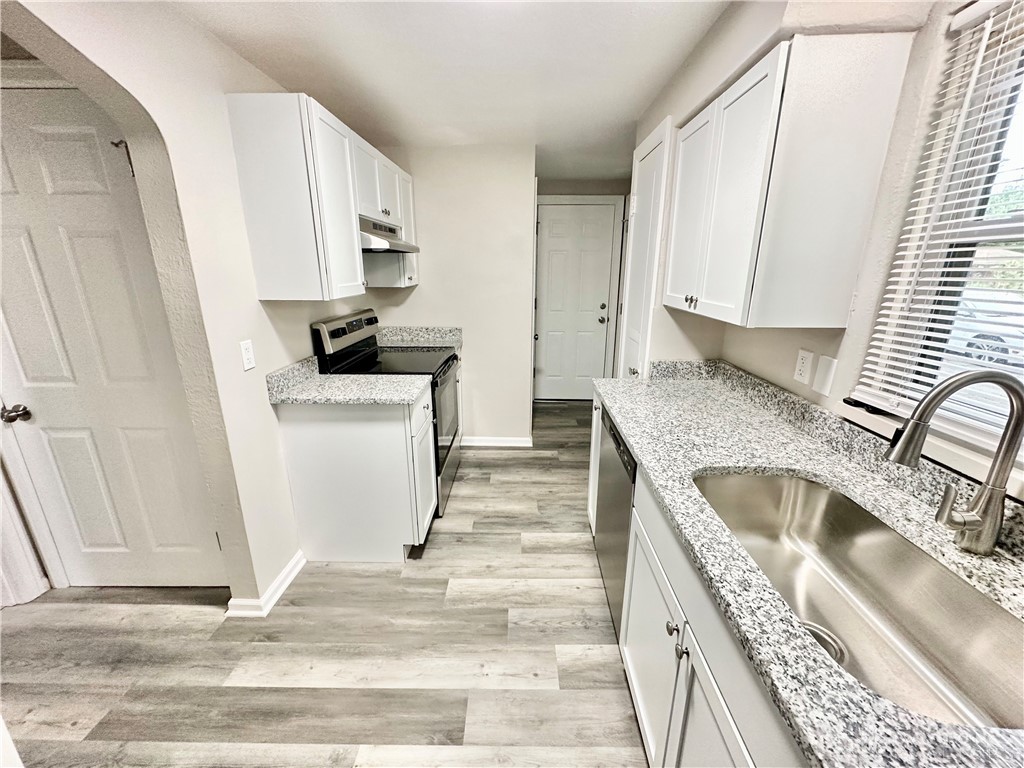 2728 Rugby Road Dayton, OH 45406 - Photo 12 of 30 Brand new Granite countertops!