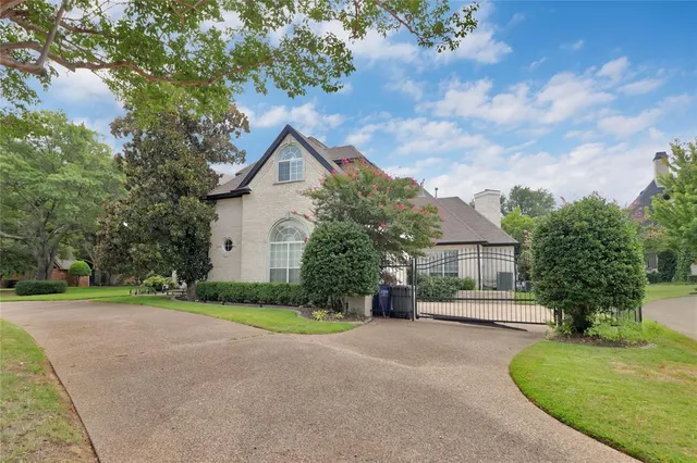 a view of a house with backyard and garden