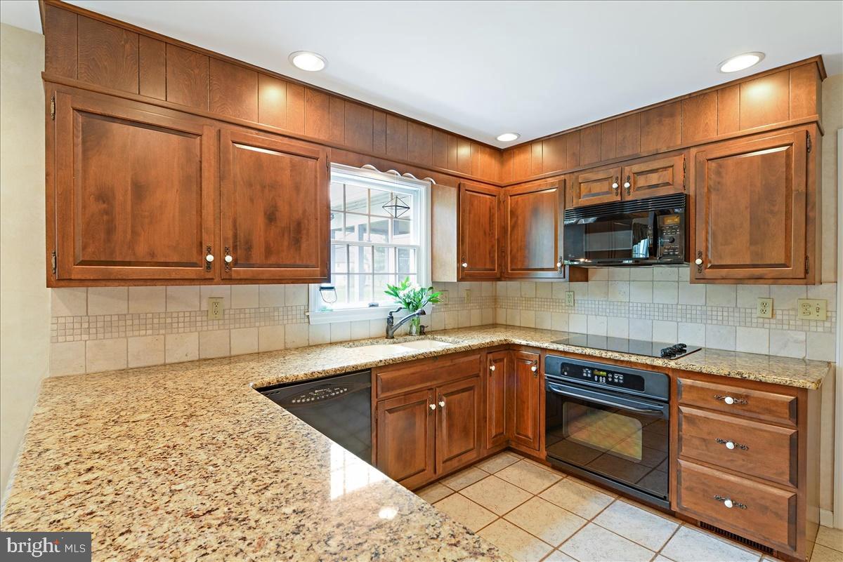 151 Bushong Road Leola, PA 17540 - Photo 8 of 45 Sunny Eat-In Country Kitchen