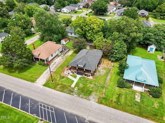 an aerial view of a house with yard swimming pool and outdoor seating