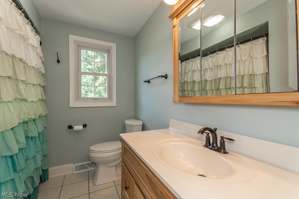 990 Roland Road Cleveland, OH 44124 - Photo 20 of 30 Second full bath with tub/shower and marble sink & vanity.