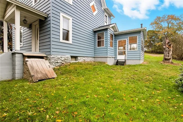 a view of a house with a yard
