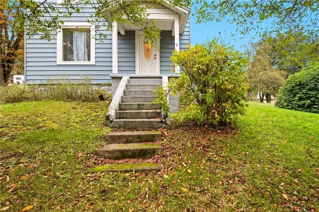 a view of a house with a yard