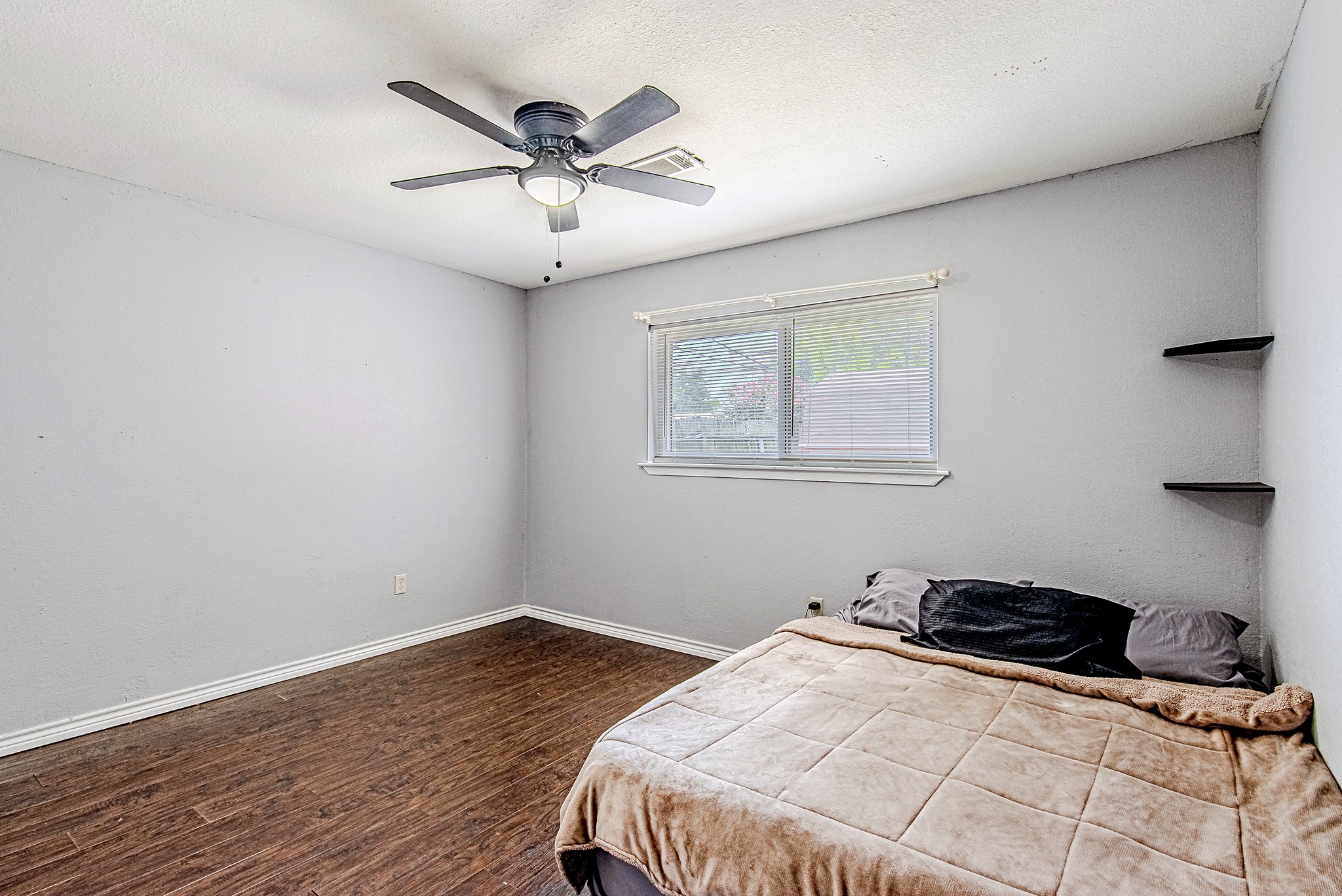 2710 Burke Road Pasadena, TX 77502 - Photo 24 of 28 Additional bedroom offering flexibility for guests or home office use