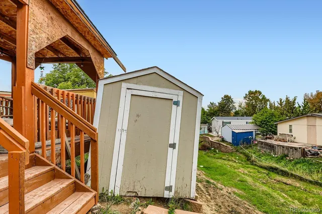 a view of a house with backyard and deck