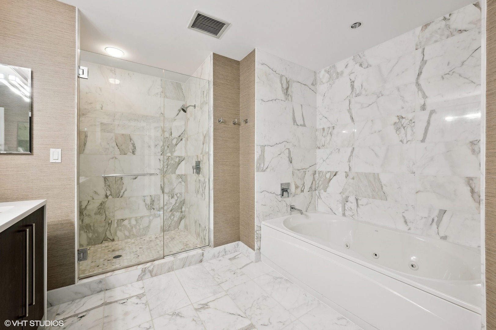 1201 South Prairie Avenue, Unit 4501 Chicago, IL 60605 - Photo 19 of 52 a bathroom with a bathtub and shower