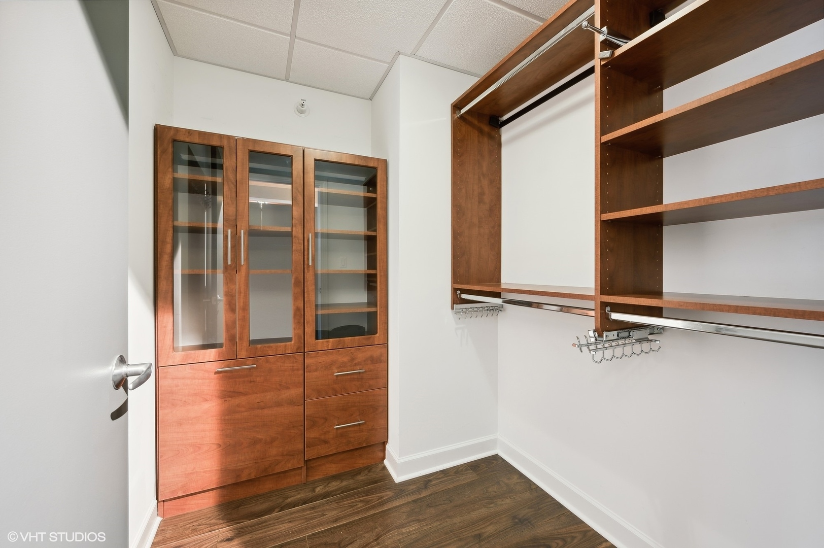 1201 South Prairie Avenue, Unit 4501 Chicago, IL 60605 - Photo 21 of 52 a view of a room with wooden floor and windows
