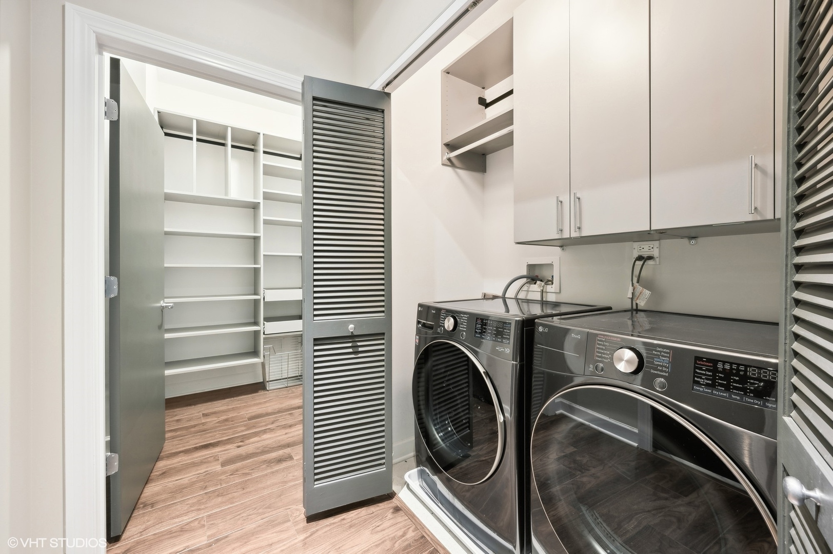 1201 South Prairie Avenue, Unit 4501 Chicago, IL 60605 - Photo 29 of 52 a utility room with dryer and washer