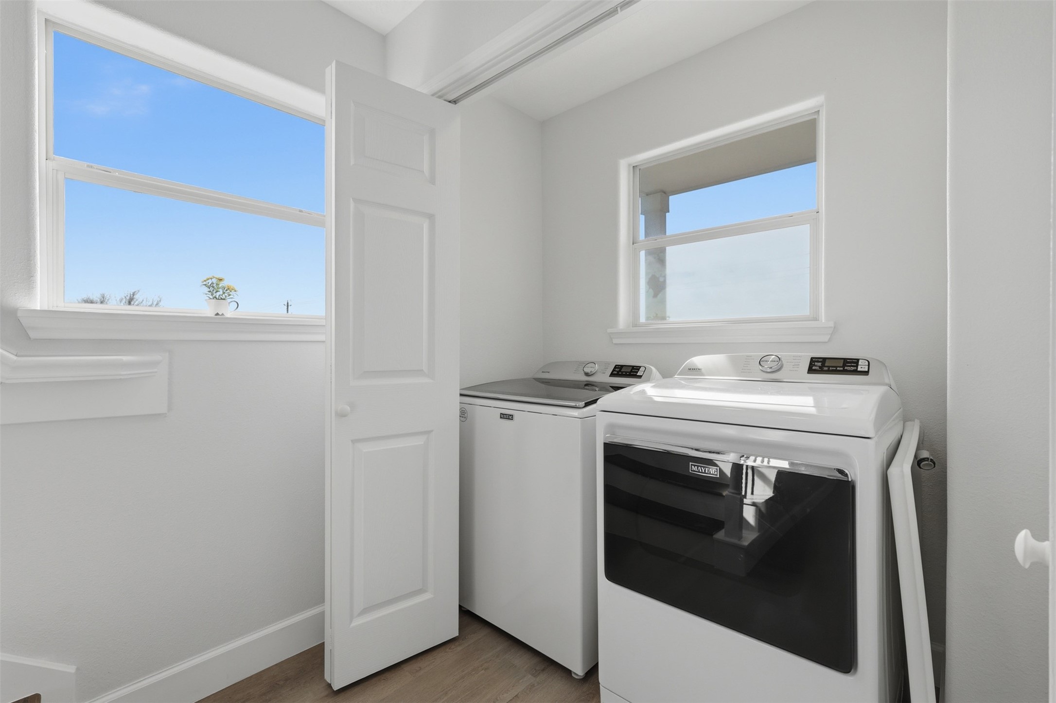 9026 McGallion Road Houston, TX 77022 - Photo 23 of 35 a utility room with dryer and washer