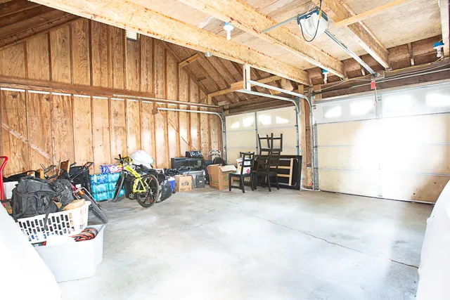 a view of a house with backyard