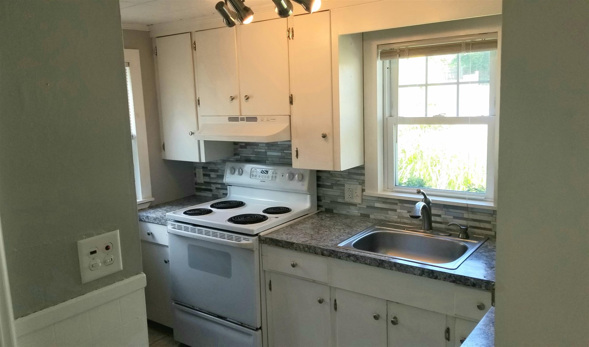 906 Cilley Road Manchester, NH 03103 - Photo 7 of 15
