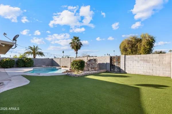 a view of a backyard