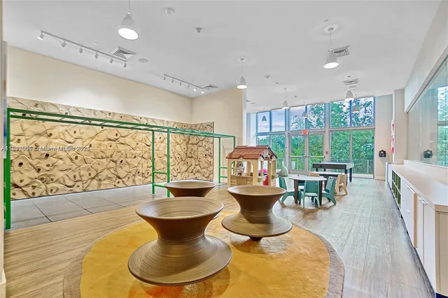 $690,000 | 16385 Biscayne Boulevard, Unit 1418, North Miami Beach, FL 33160