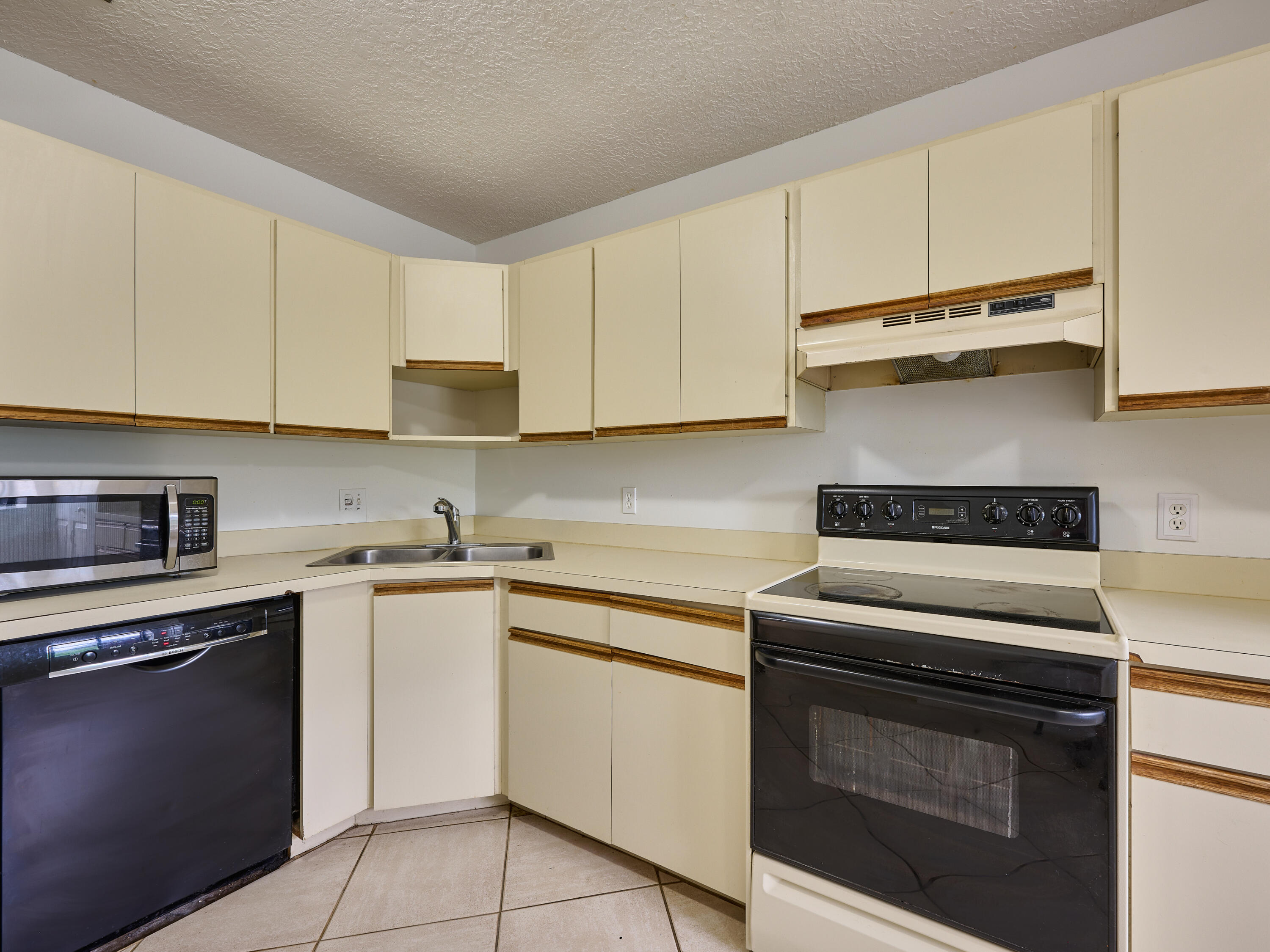 151 Meadows Drive Boynton Beach, FL 33436 - Photo 4 of 25 Kitchen