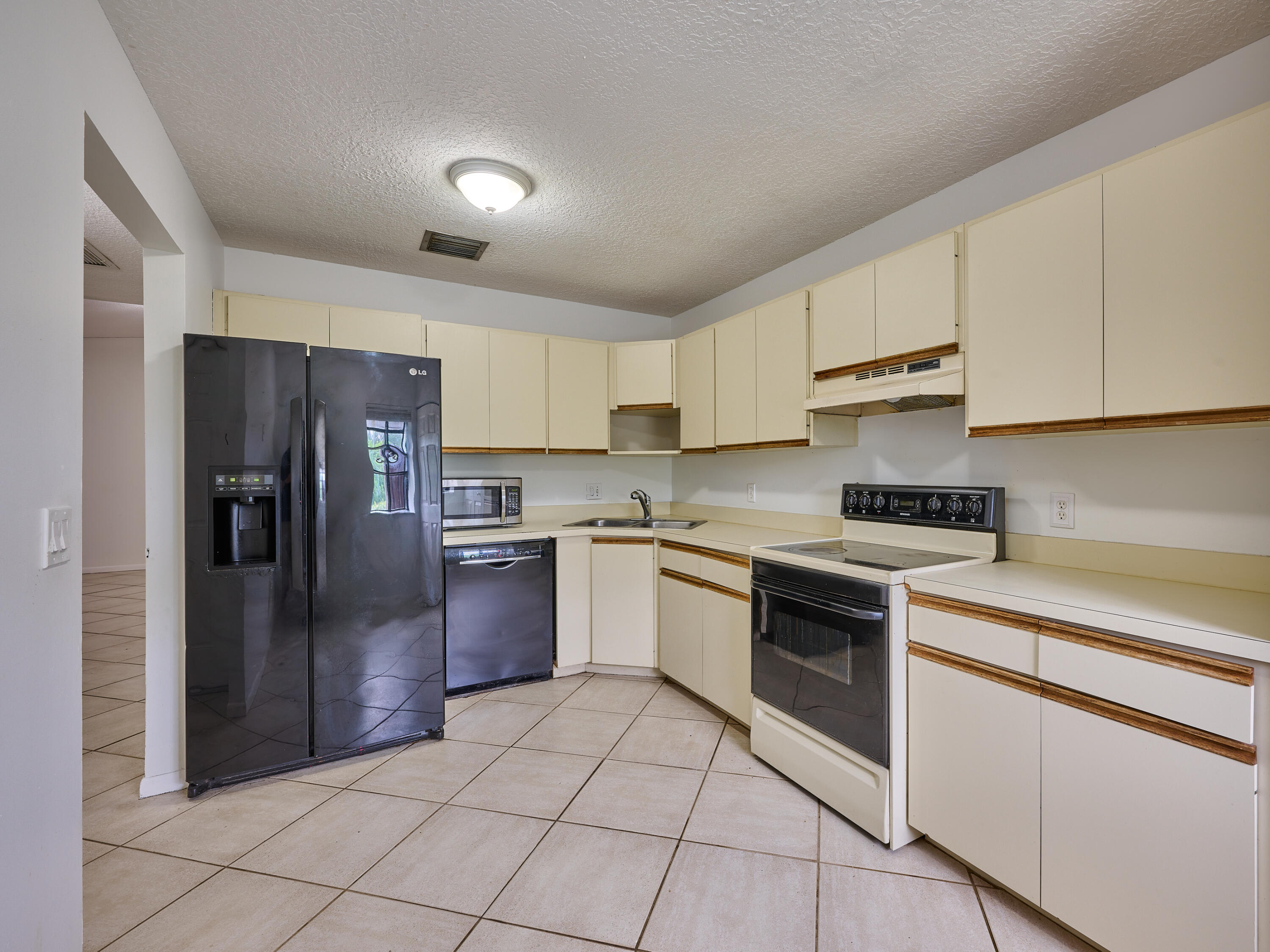 151 Meadows Drive Boynton Beach, FL 33436 - Photo 5 of 25 Kitchen