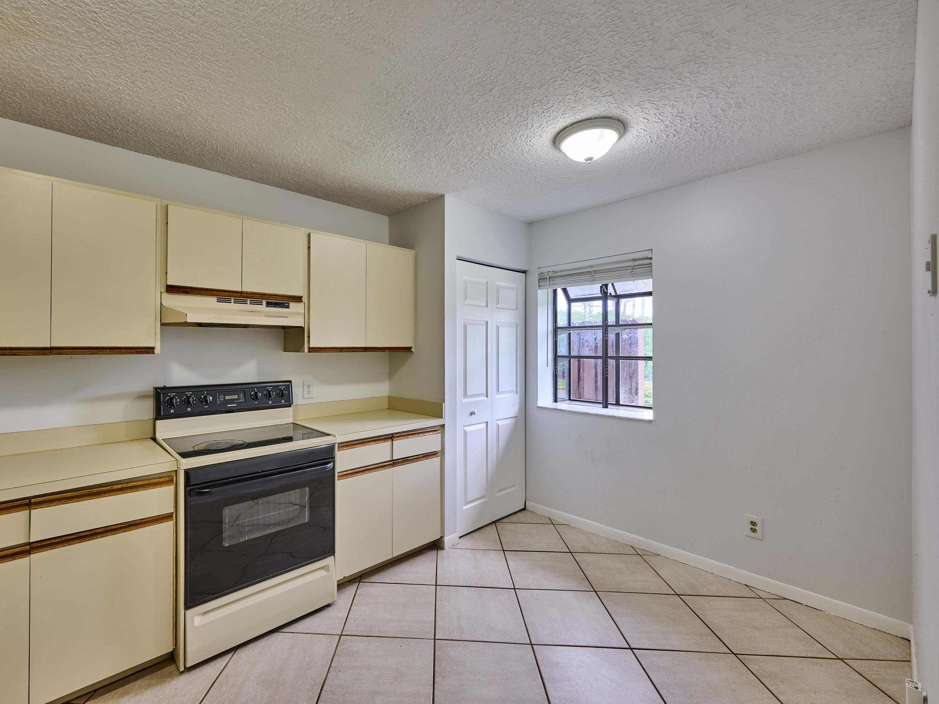 151 Meadows Drive Boynton Beach, FL 33436 - Photo 6 of 25 Kitchen