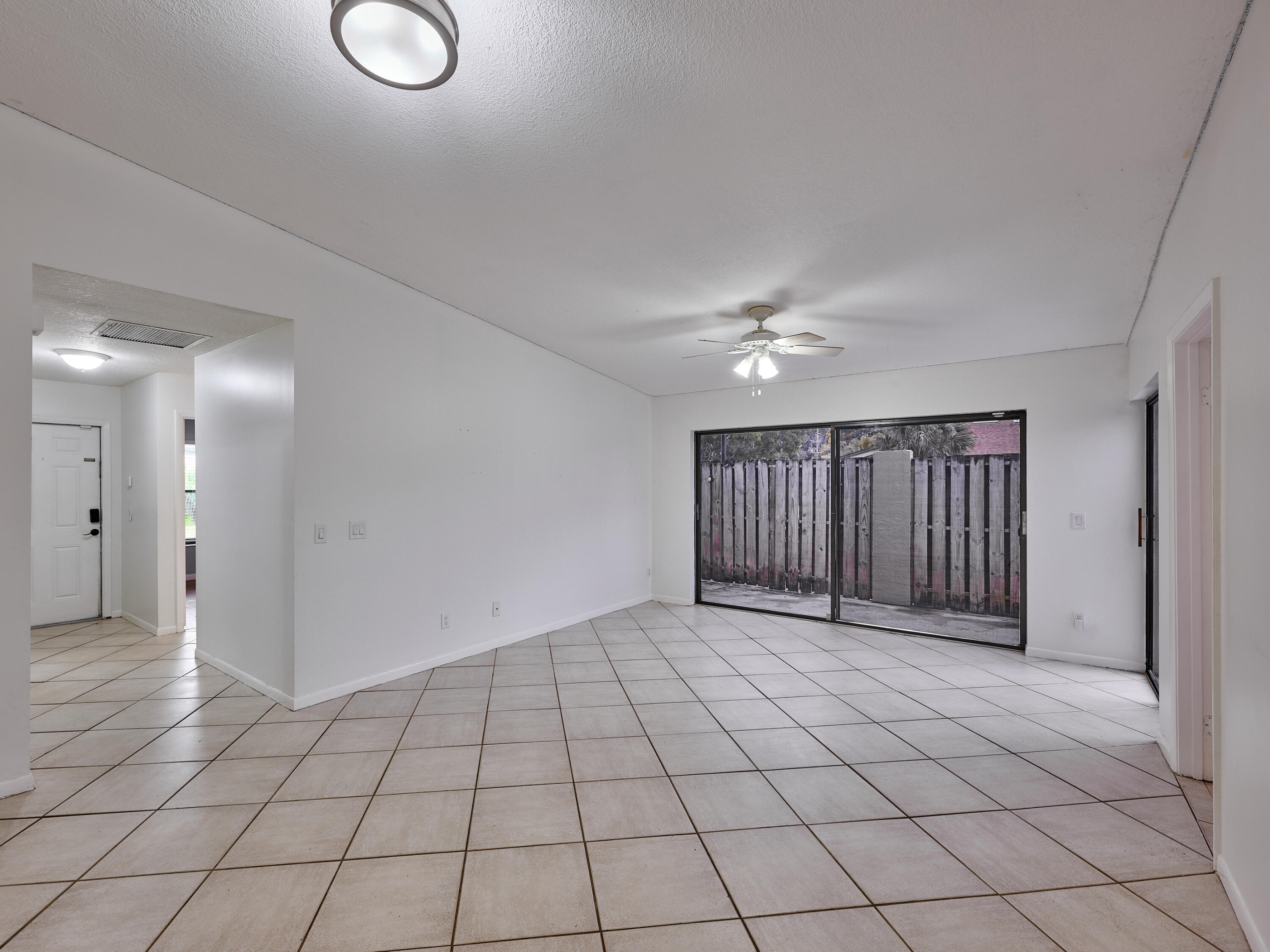 151 Meadows Drive Boynton Beach, FL 33436 - Photo 8 of 25 Livimg Room