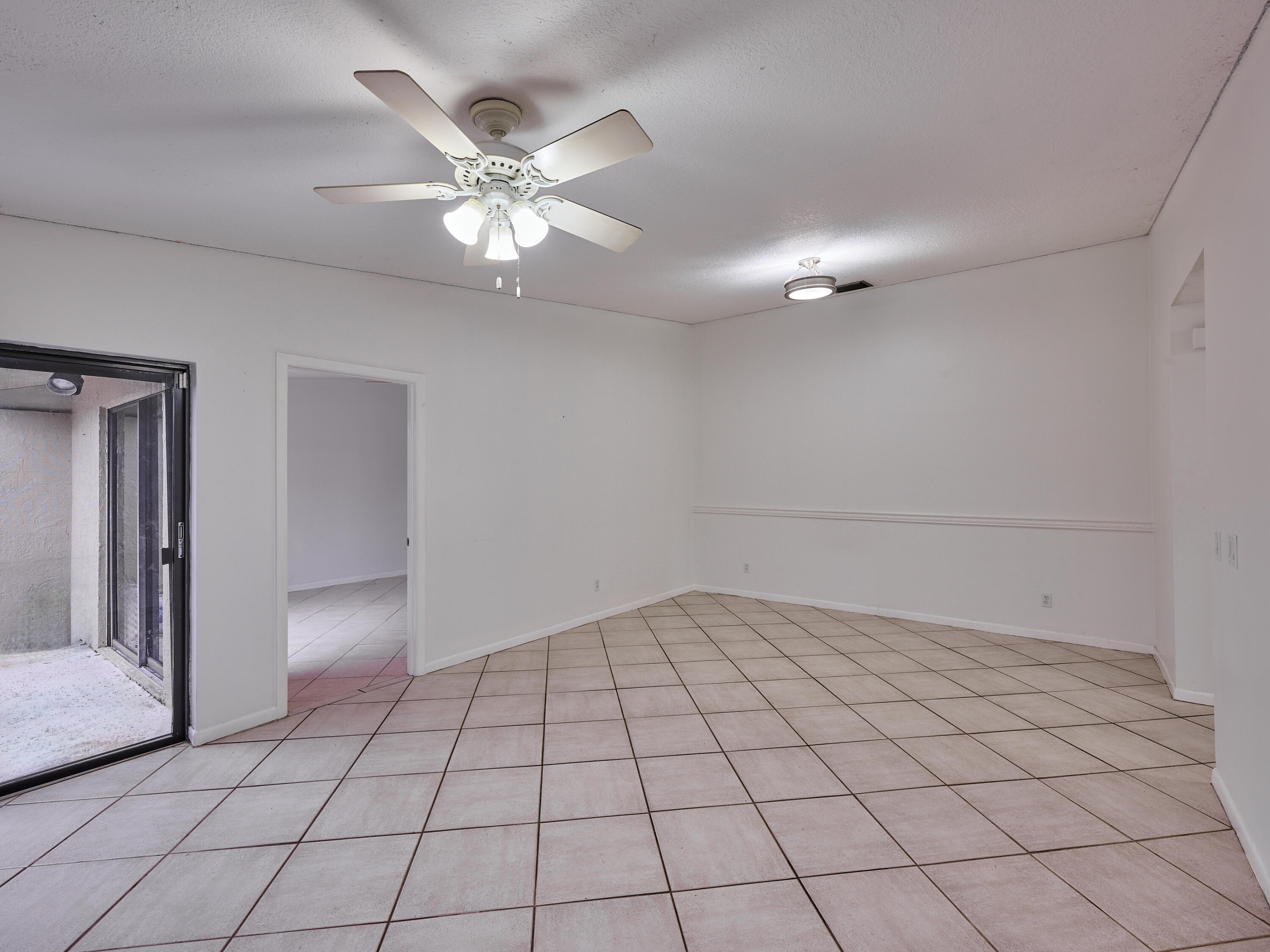 151 Meadows Drive Boynton Beach, FL 33436 - Photo 9 of 25 Living area