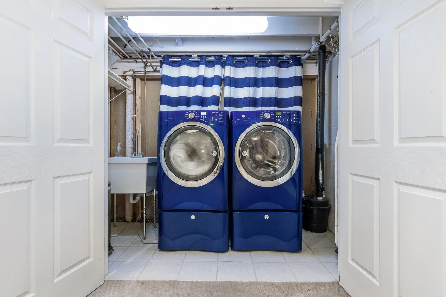21 Middlesex Road Darien, CT 06820 - Photo 34 of 40 a utility room with dryer and washer