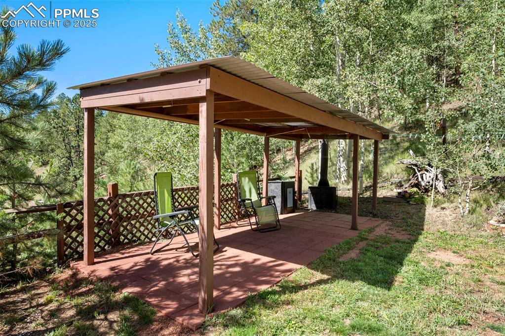 183 Beaver Pond Road Divide, CO 80814 - Photo 20 of 28 a backyard of a house with table and chairs