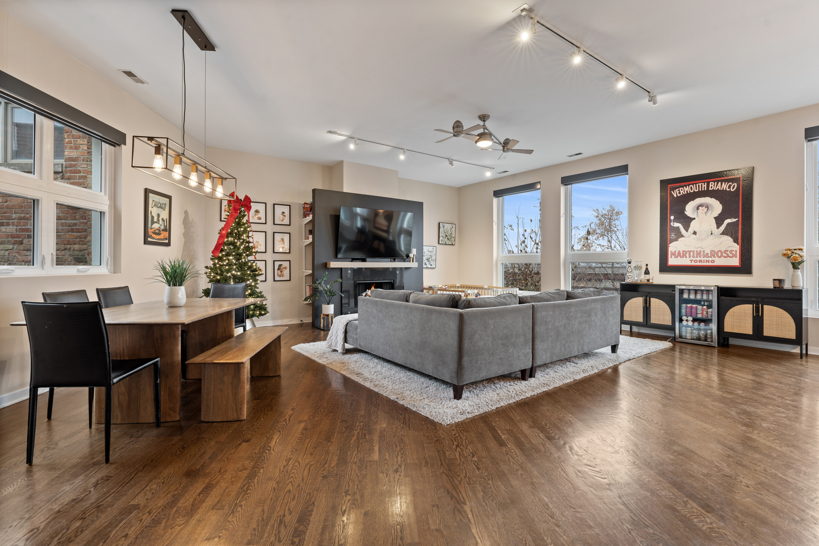 2828 North Talman Avenue, Unit R Chicago, IL 60618 - Photo 3 of 31 a living room with furniture kitchen view and a wooden floor