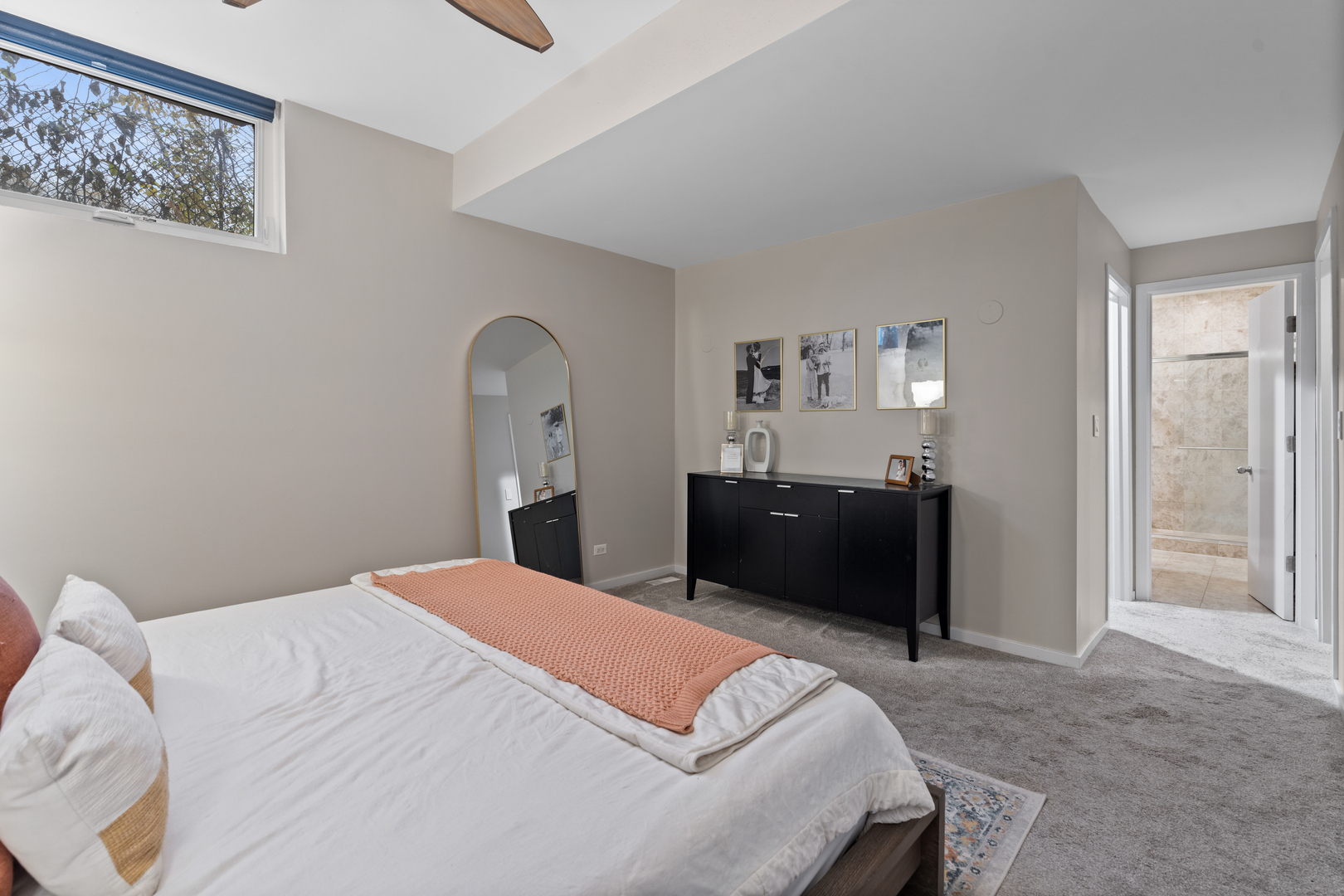 2828 North Talman Avenue, Unit R Chicago, IL 60618 - Photo 10 of 31 a bedroom with a bed and lamp